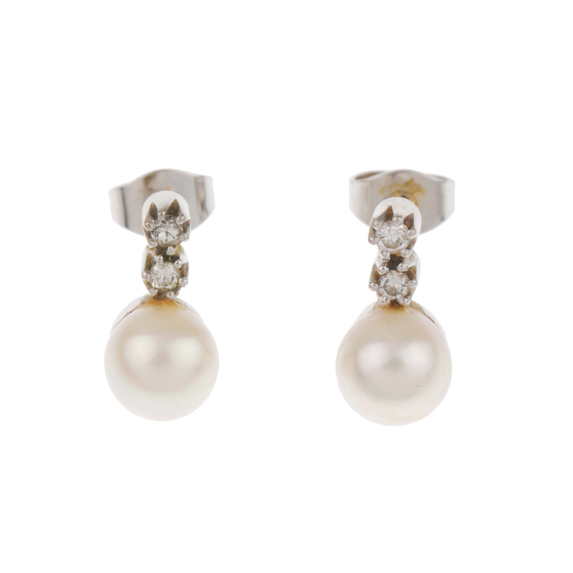 EARRINGS WITH TWO DIAMONDS AND A PEARL.