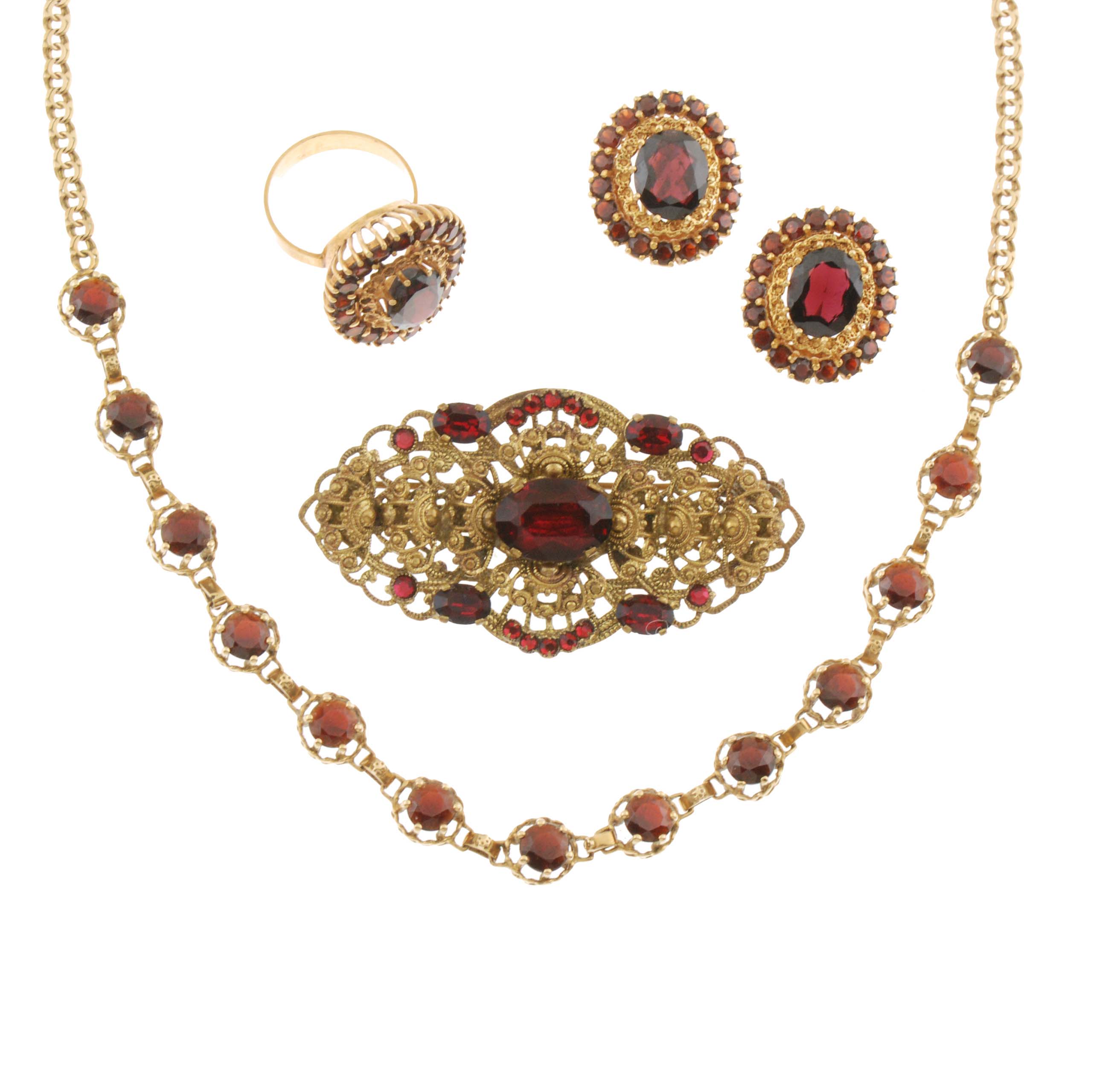 GARNET PARURE, EARLY C20th.