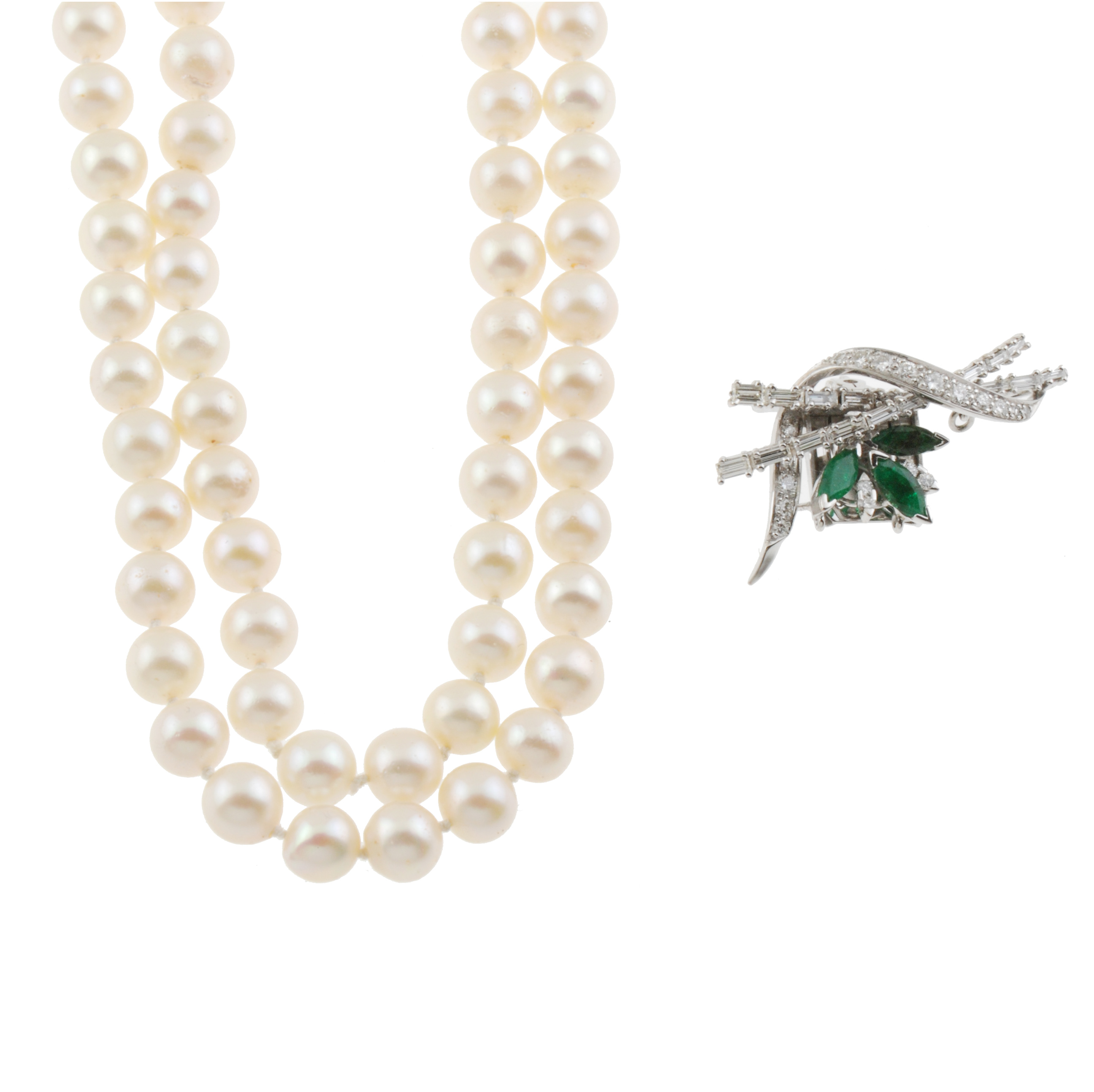 PEARL NECKLACE WITH DIAMOND AND EMERALD CLASP.