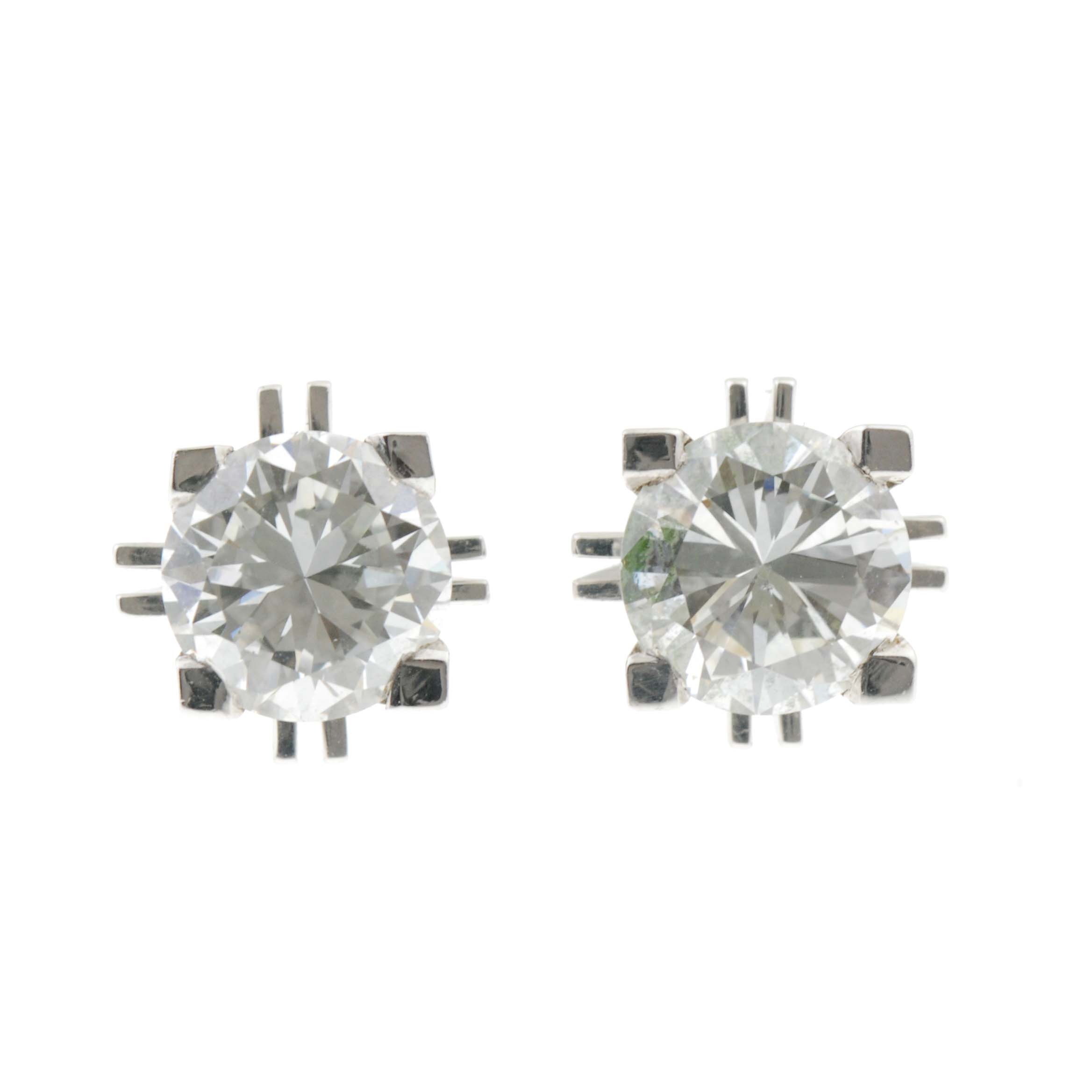 DIAMOND STUD EARRINGS. 