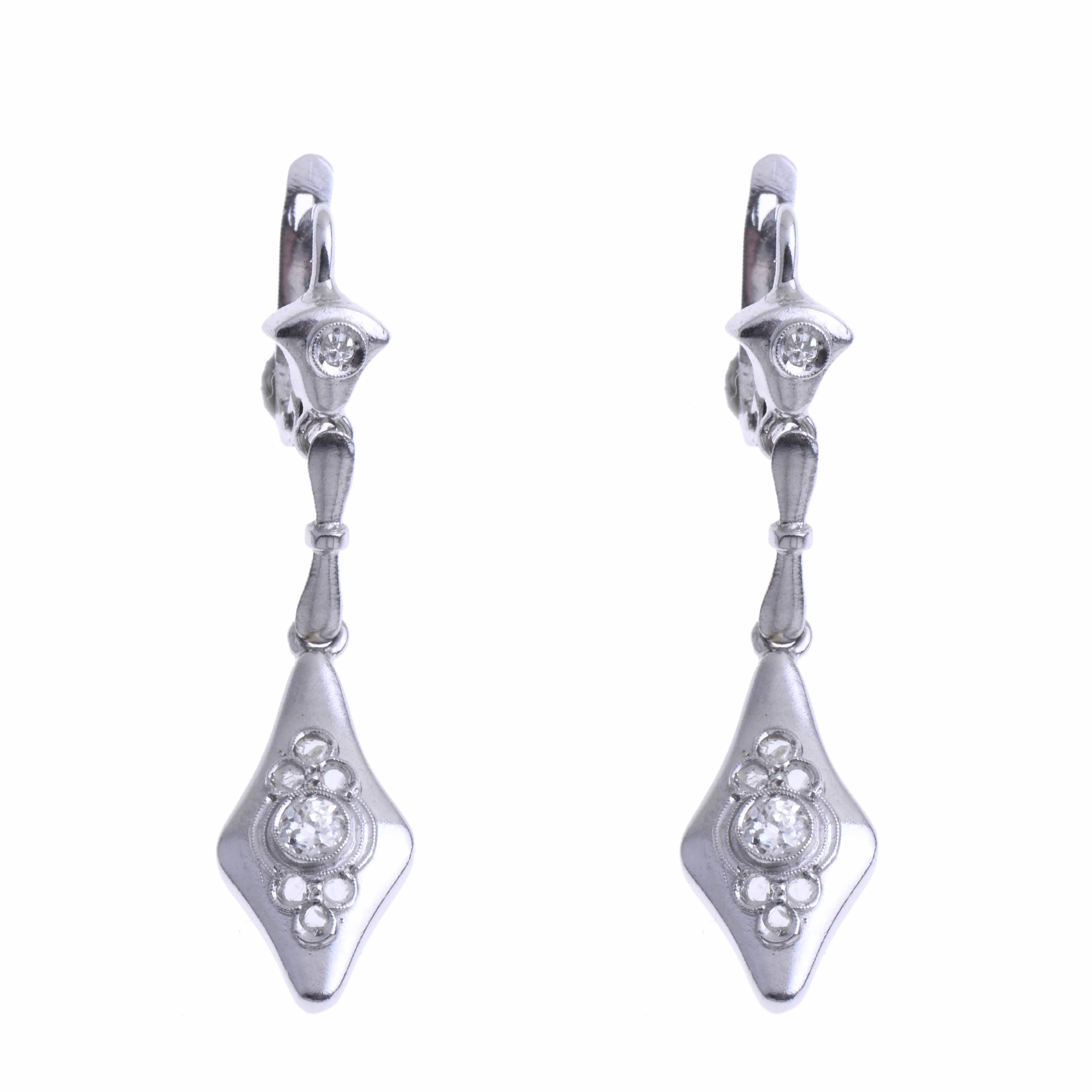 WHITE GOLD AND DIAMONDS EARRINGS.