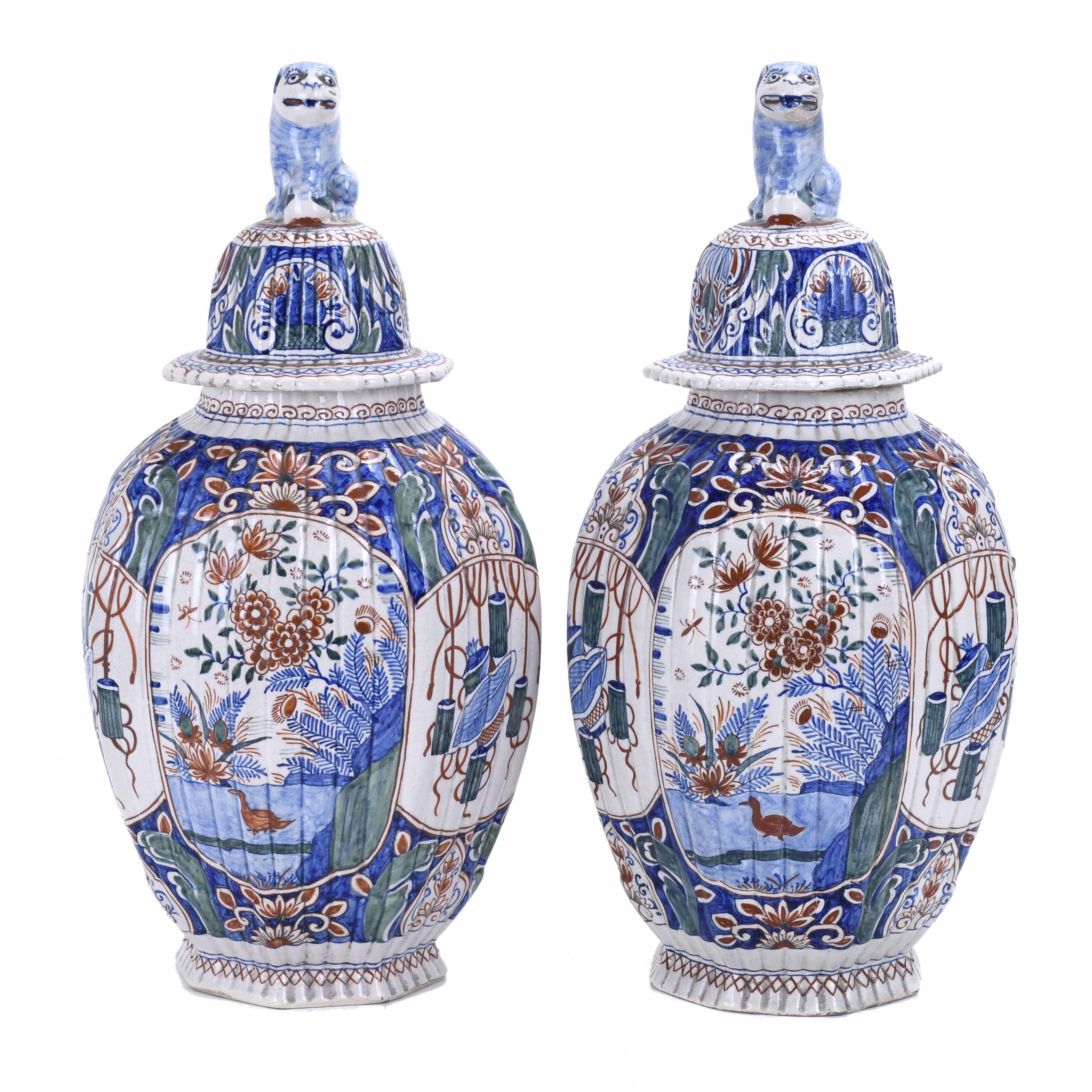 PAIR OF ENGLISH OR DUTCH CHINESE-LIKE JARS, 20TH CENTURY.