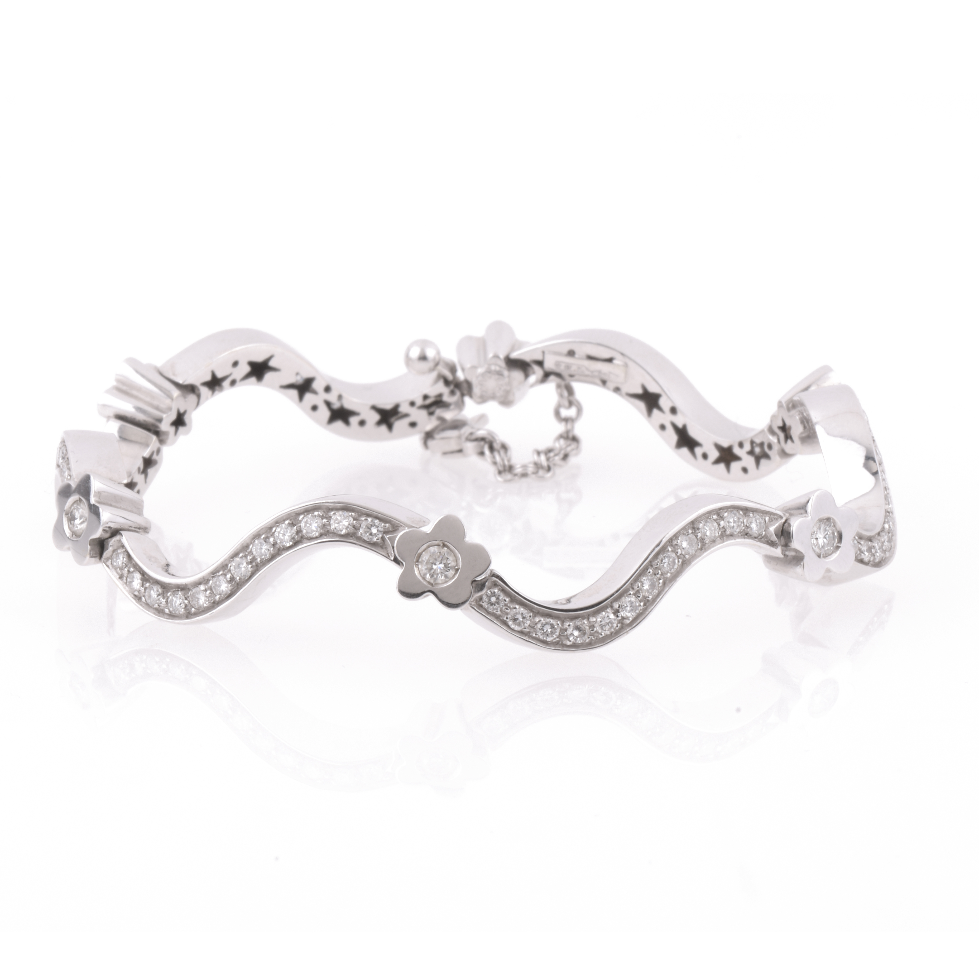 WHITE GOLD WAVY BRACELET WITH DIAMONDS.