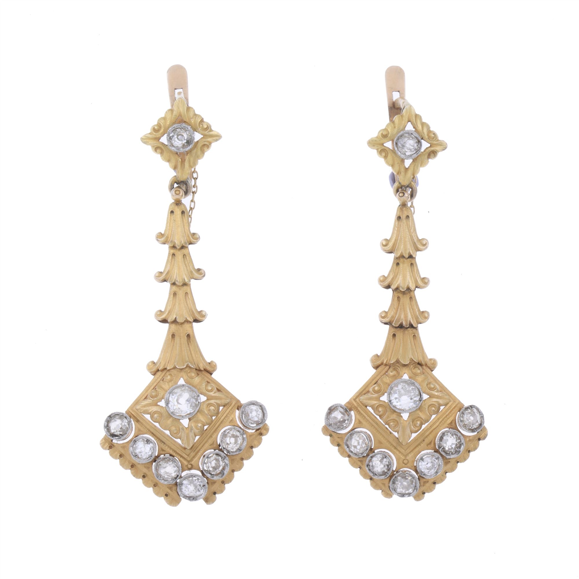 YELLOW GOLD LONG EARRINGS WITH DIAMONDS.