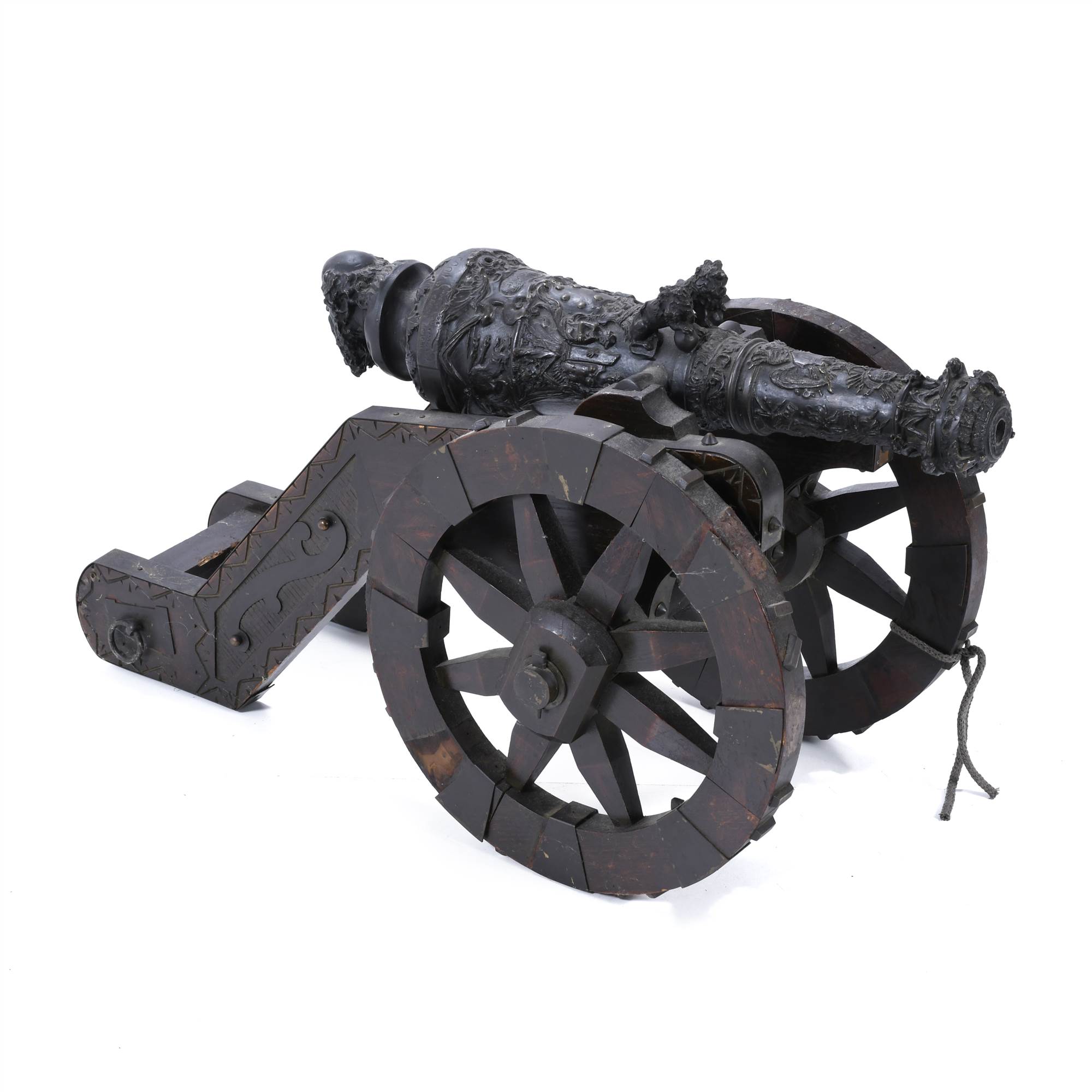 REPLICA OF AN ANTIQUE CANNON ON A CARRIAGE, 20TH CENTURY.