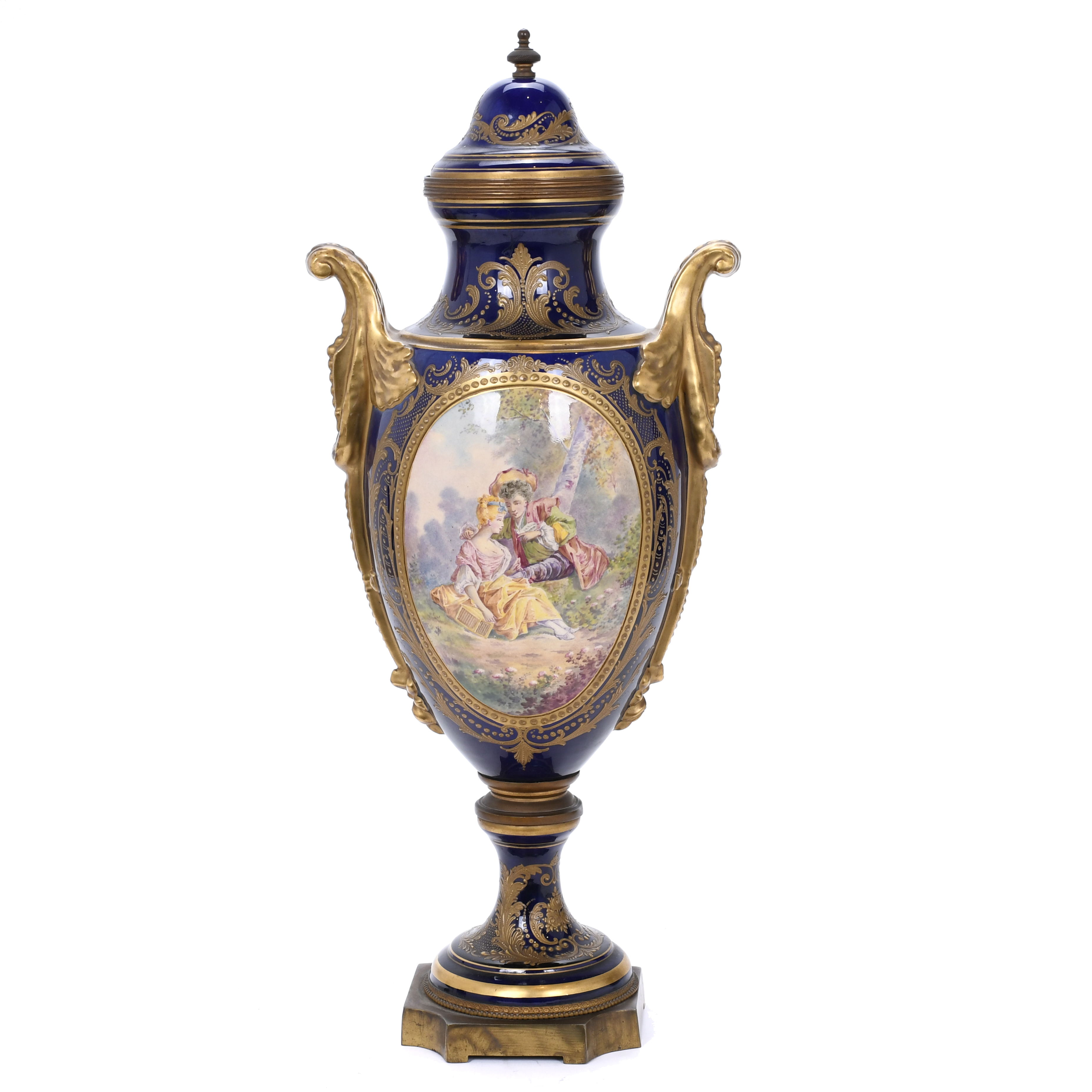 SÈVRES PORCELAIN VASE. 19TH CENTURY.