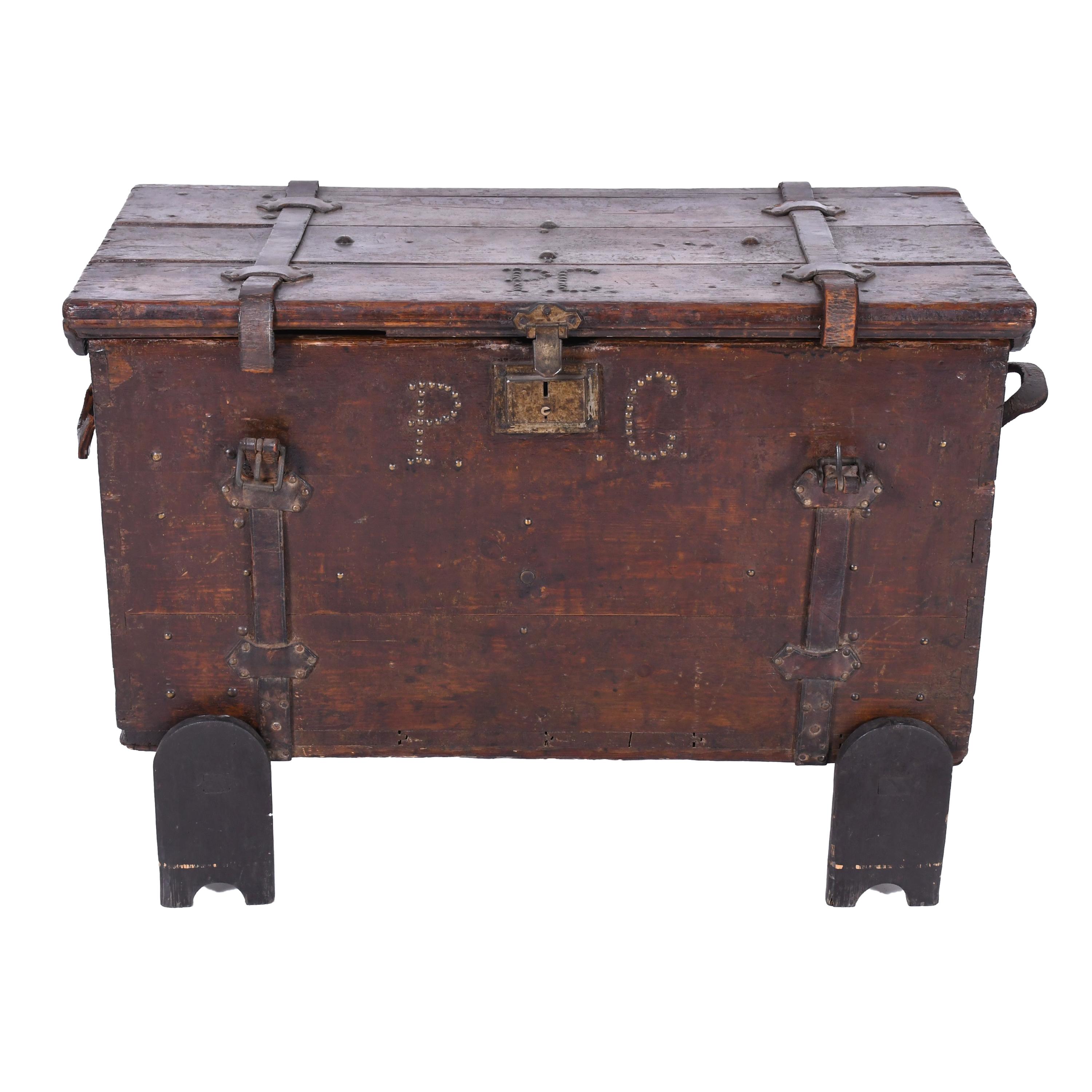 TRAVEL CHEST, LATE 19TH CENTURY.