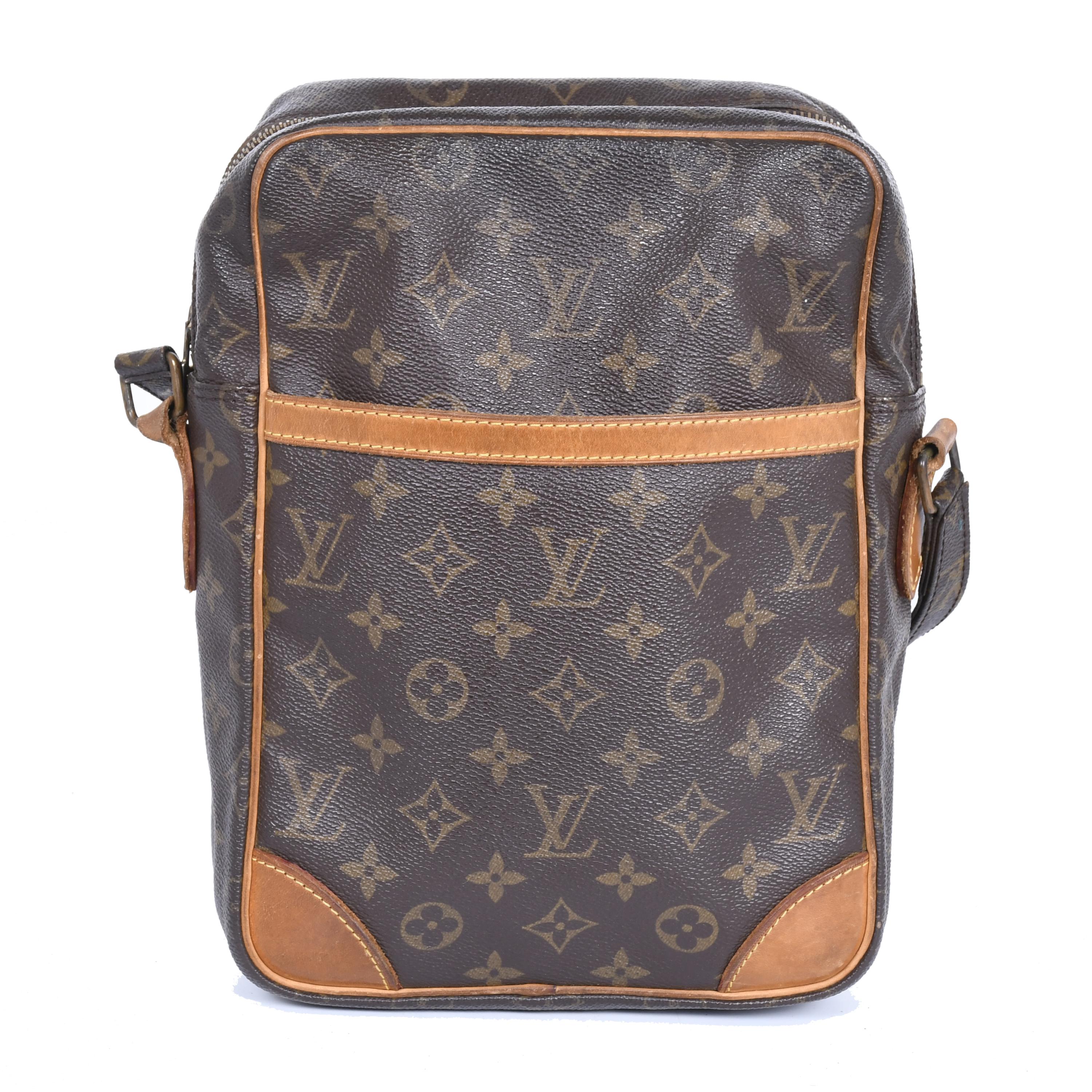 LOUIS VUITTON. BOLSA DE HOMBRO MODELO "DANUBE", CIRCA 1990. 