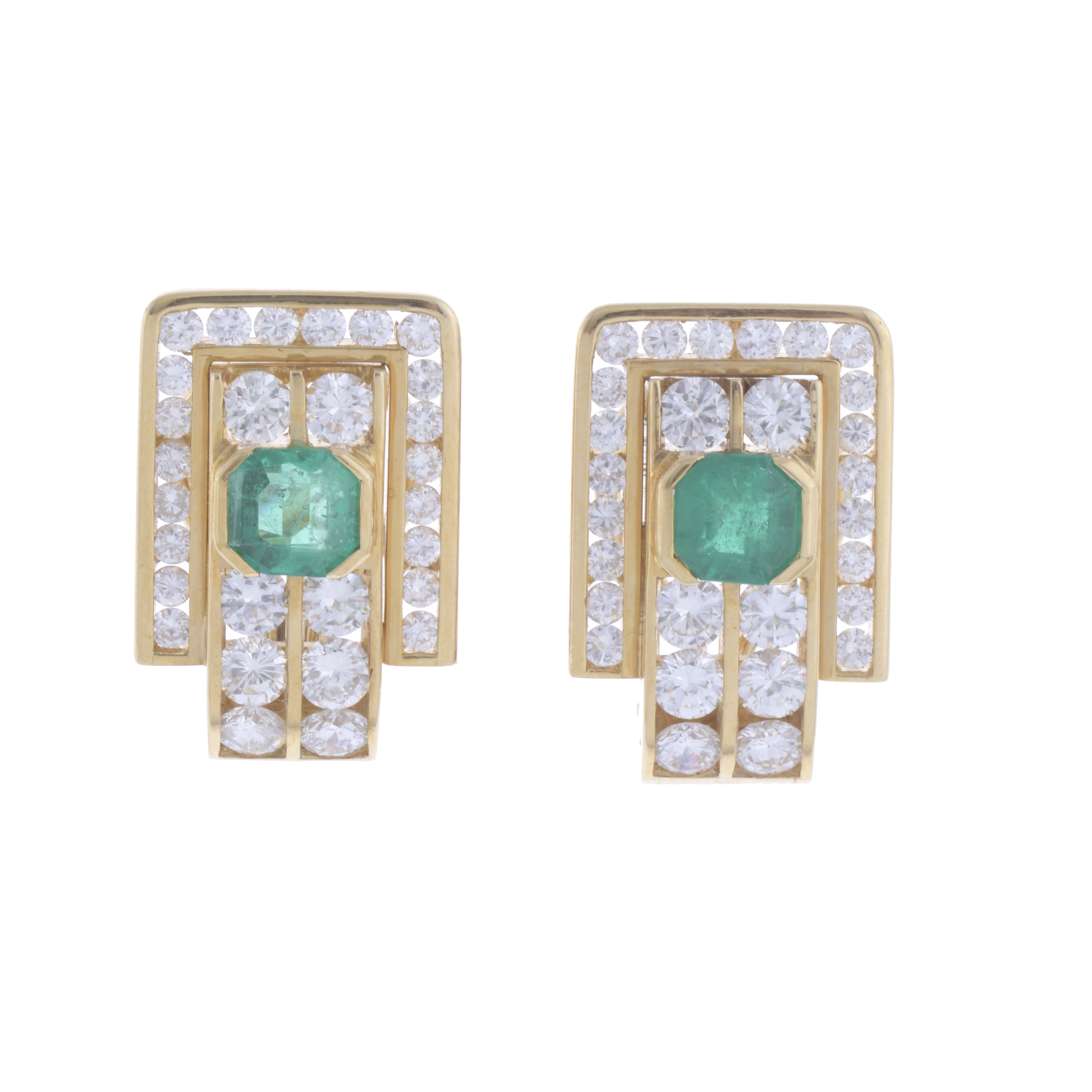 EARRINGS WITH EMERALD AND DIAMONDS.