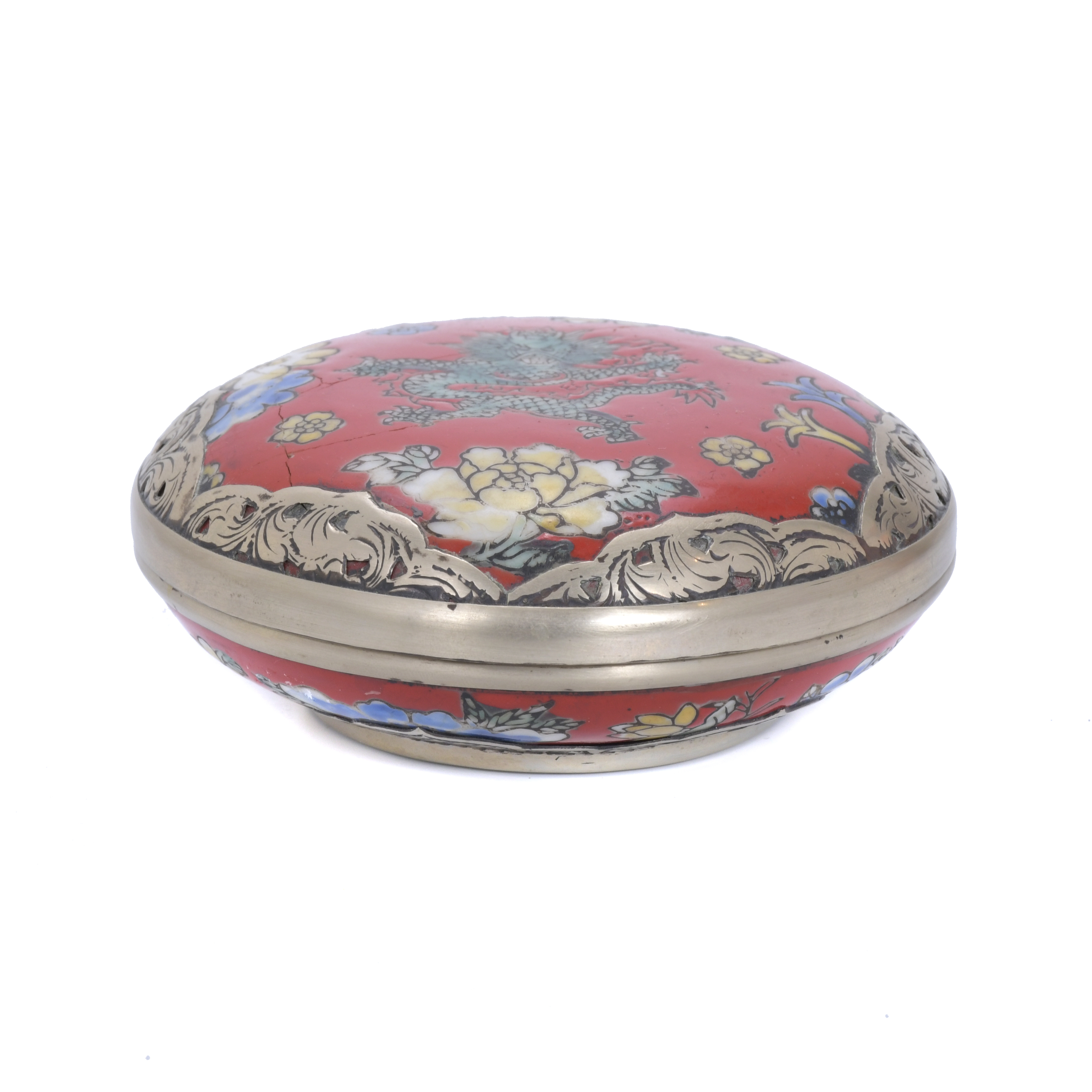 CHINESE SCHOOL, REPUBLIC PERIOD. PORCELAIN AND BRONZE BOX.