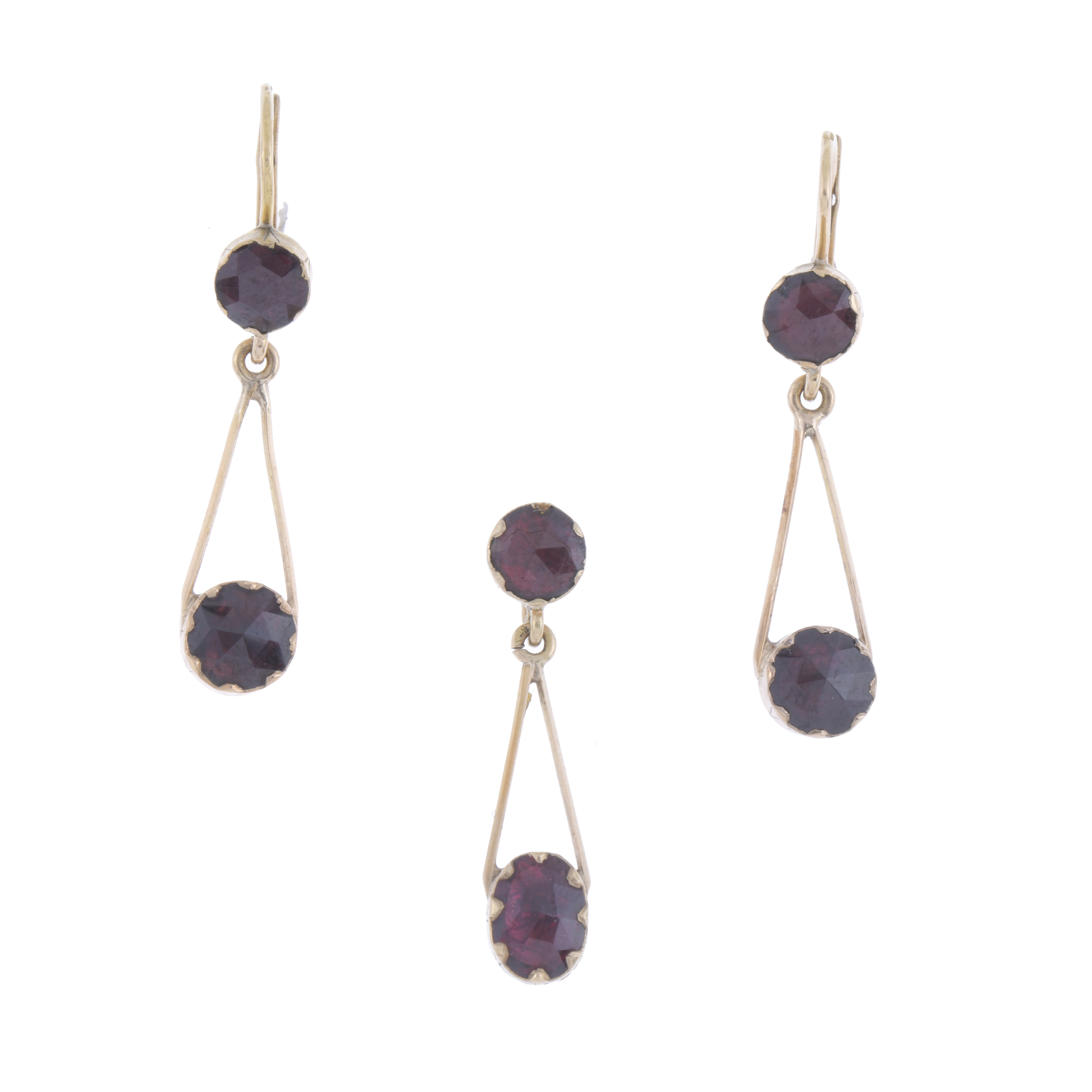 SET OF LONG EARRINGS AND PENDANT WITH GARNET.