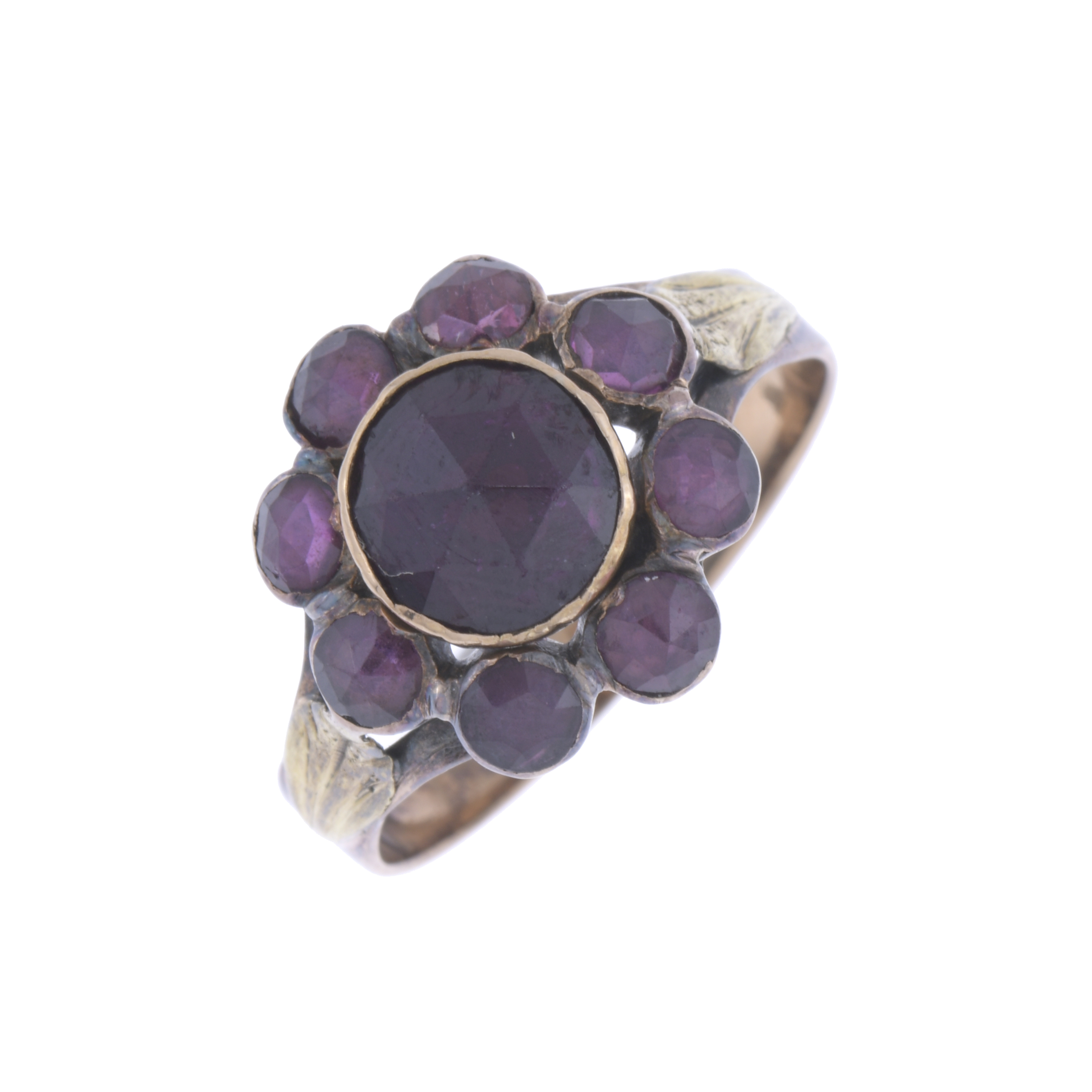 GARNETS ROSETTE RING, EARLY 20TH CENTURY.