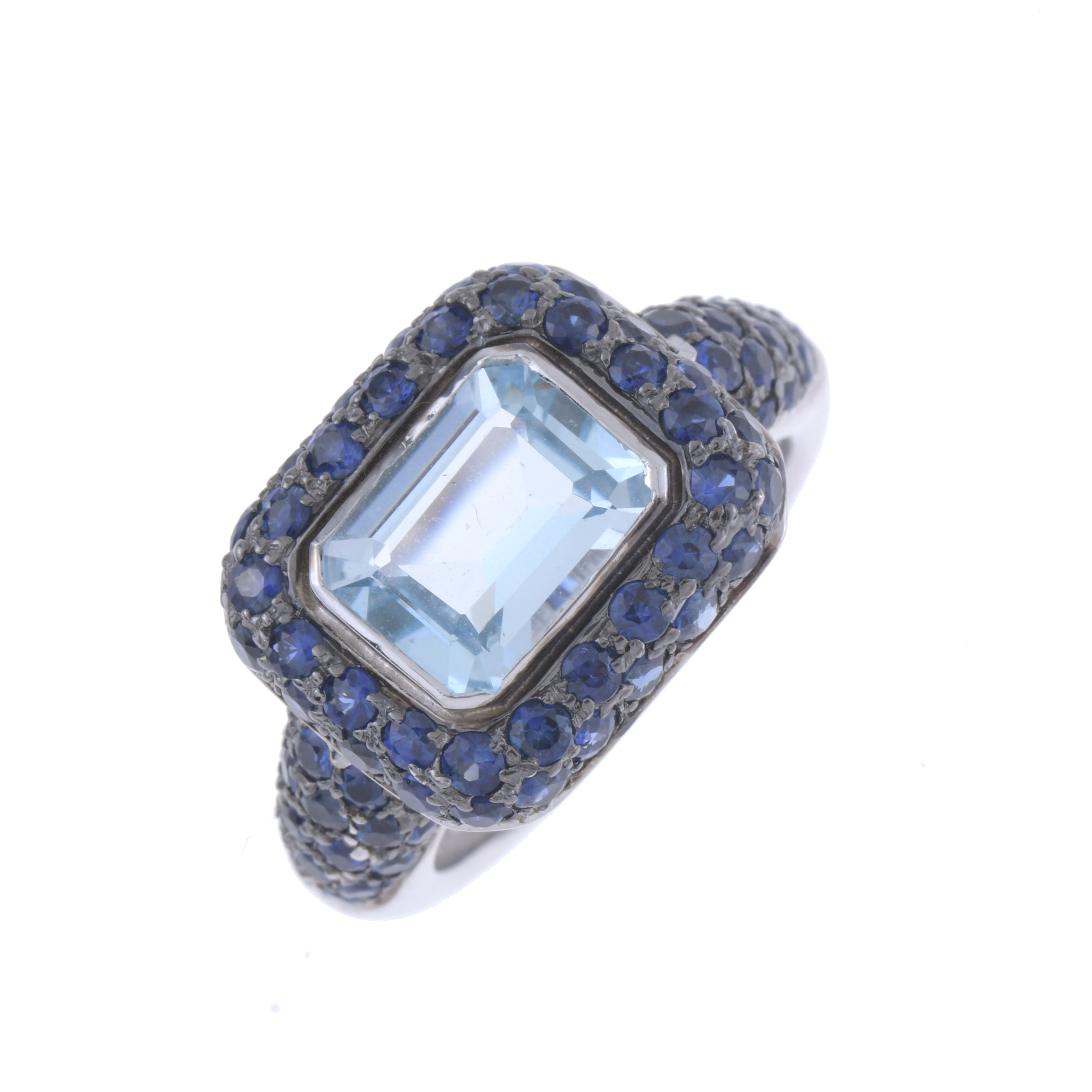 LARGE RING WITH AQUAMARINE AND SAPPHIRES.