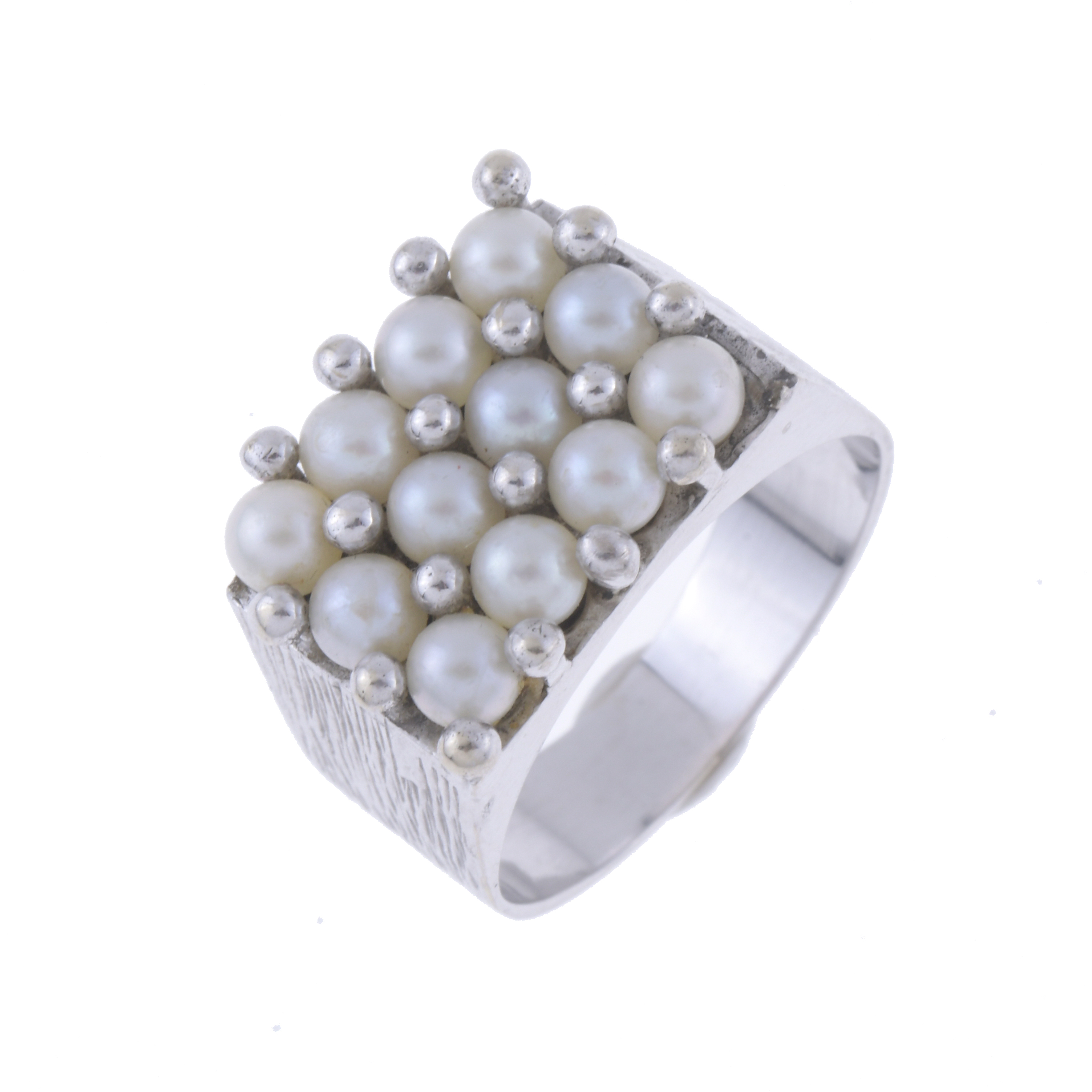 SIGNET RING WITH PEARLS.