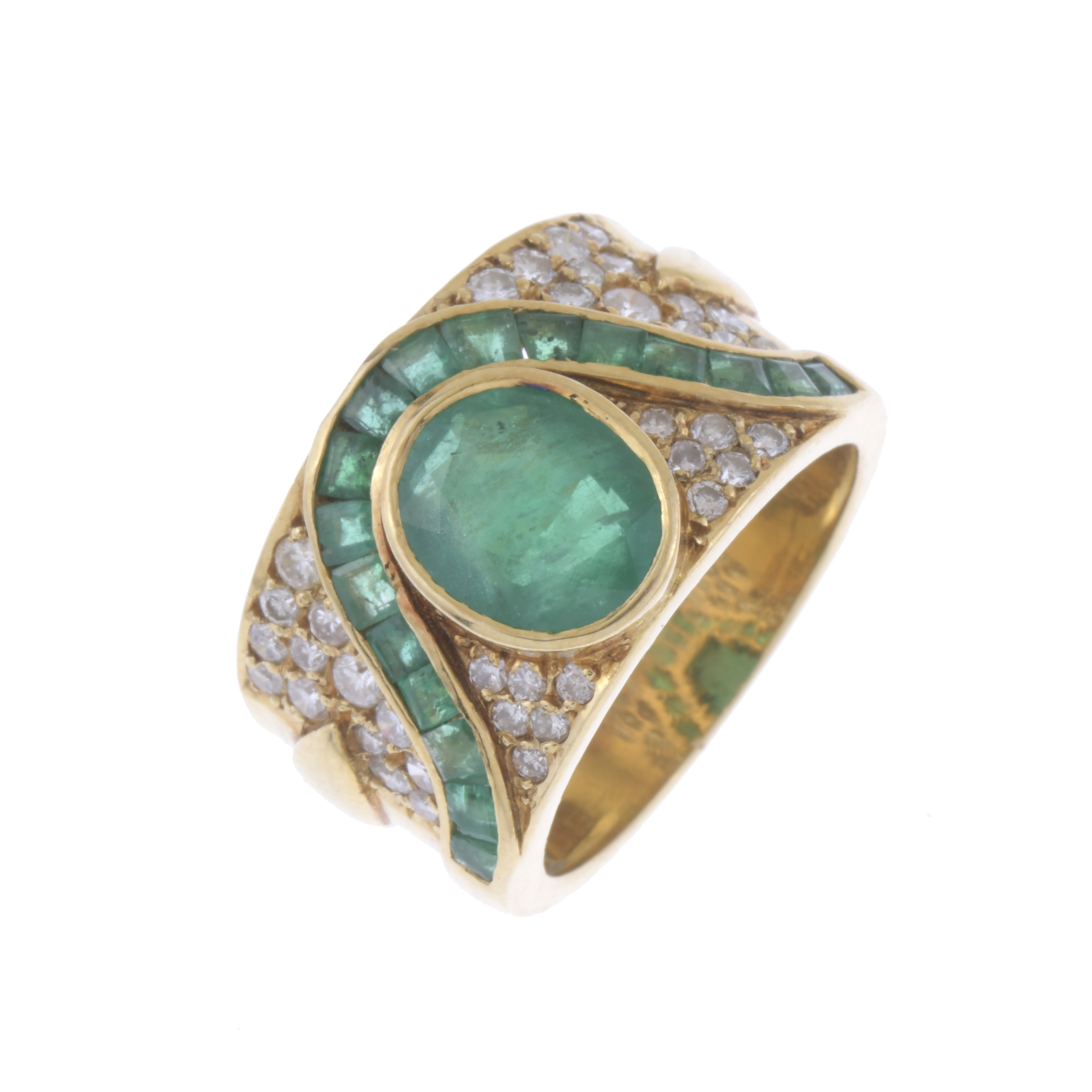 RING WITH EMERALDS AND DIAMONDS PAVÉ.