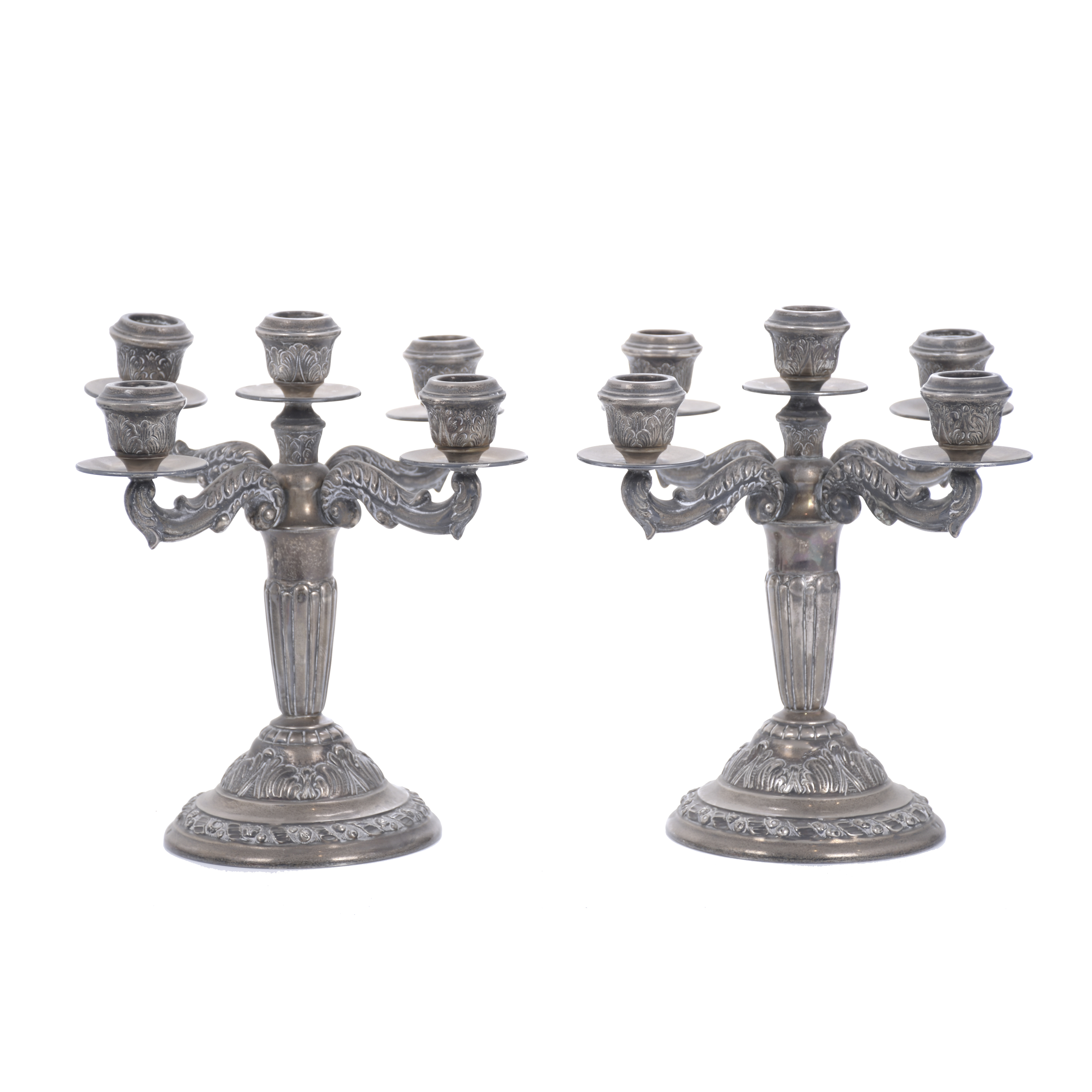 PAREJA DE CANDELABROS EN PLATA, SEGUNDA MITAD DEL SIGLO XX. 