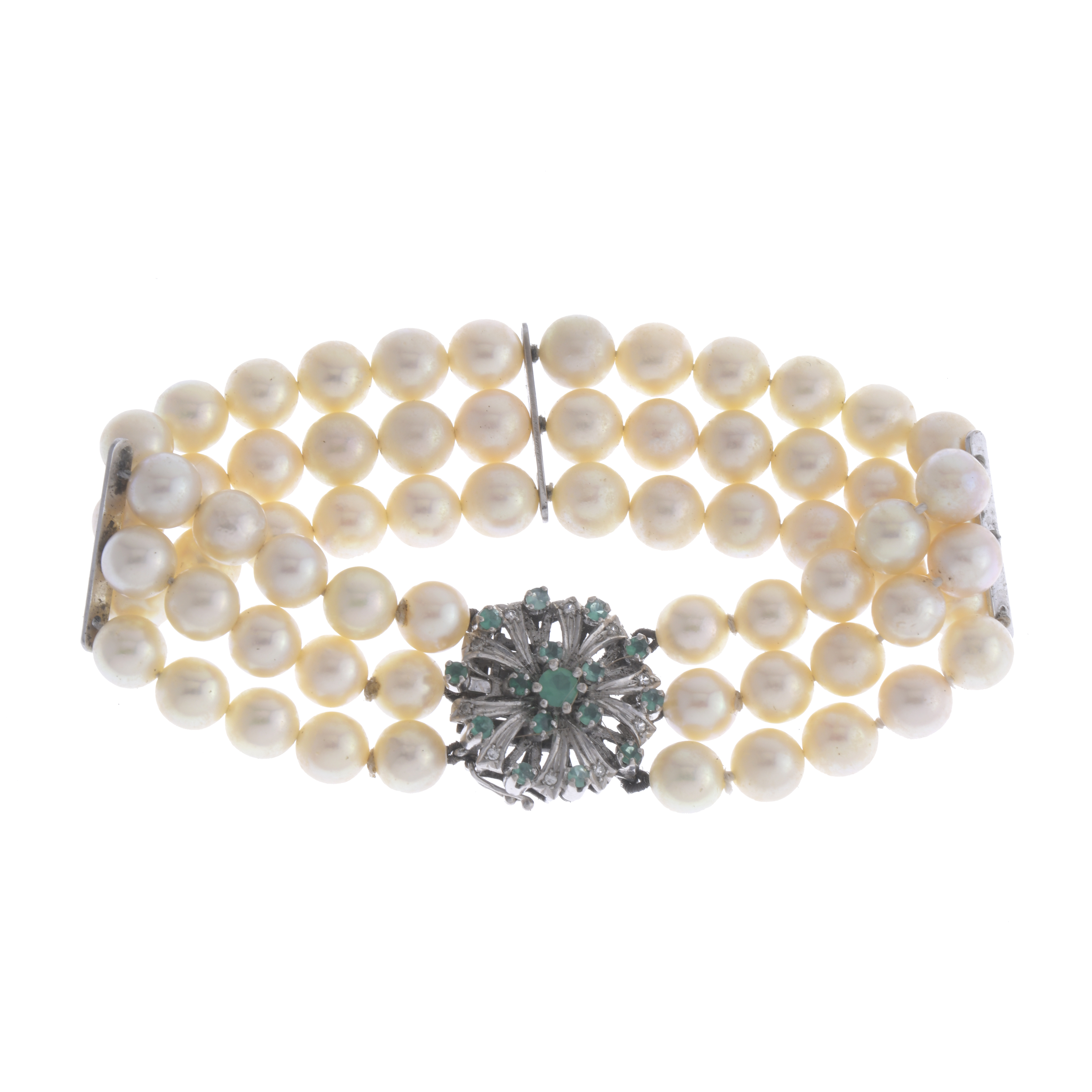 TRIPLE BRACELET WITH NATURAL PEARLS AND EMERALDS CLASP. 