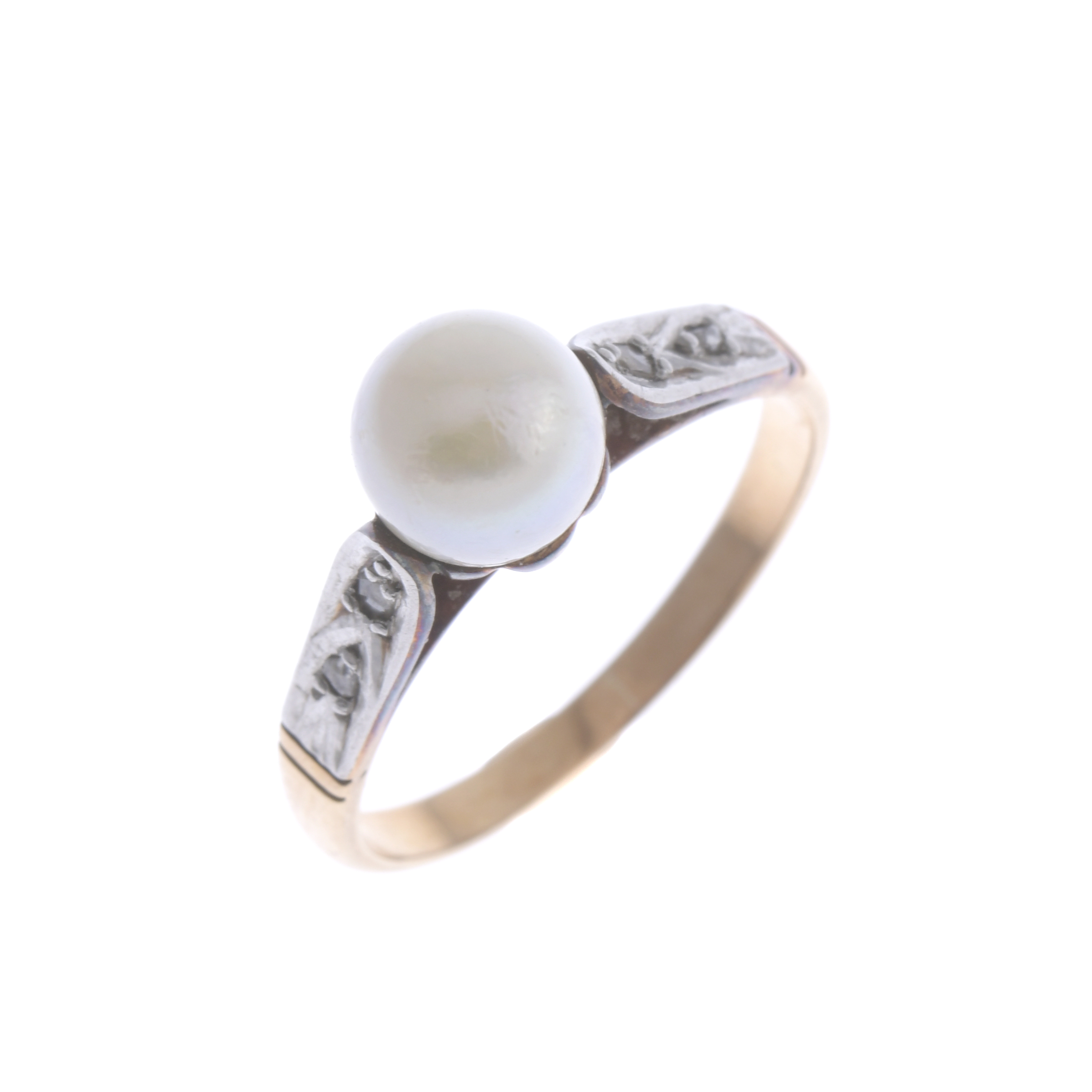 SOLITAIRE RING WITH PEARL.