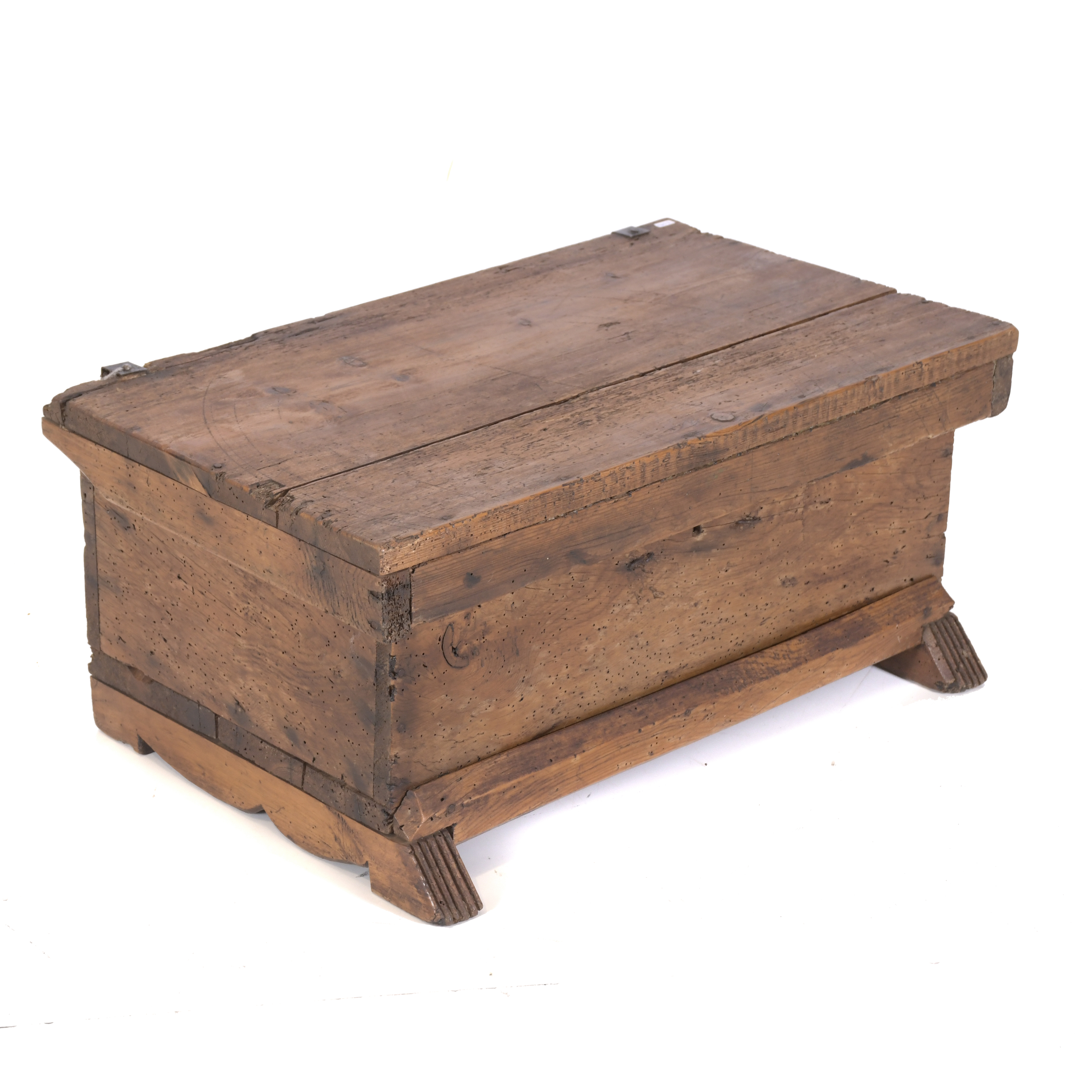 SMALL RUSTIC TRUNK, 20TH CENTURY.