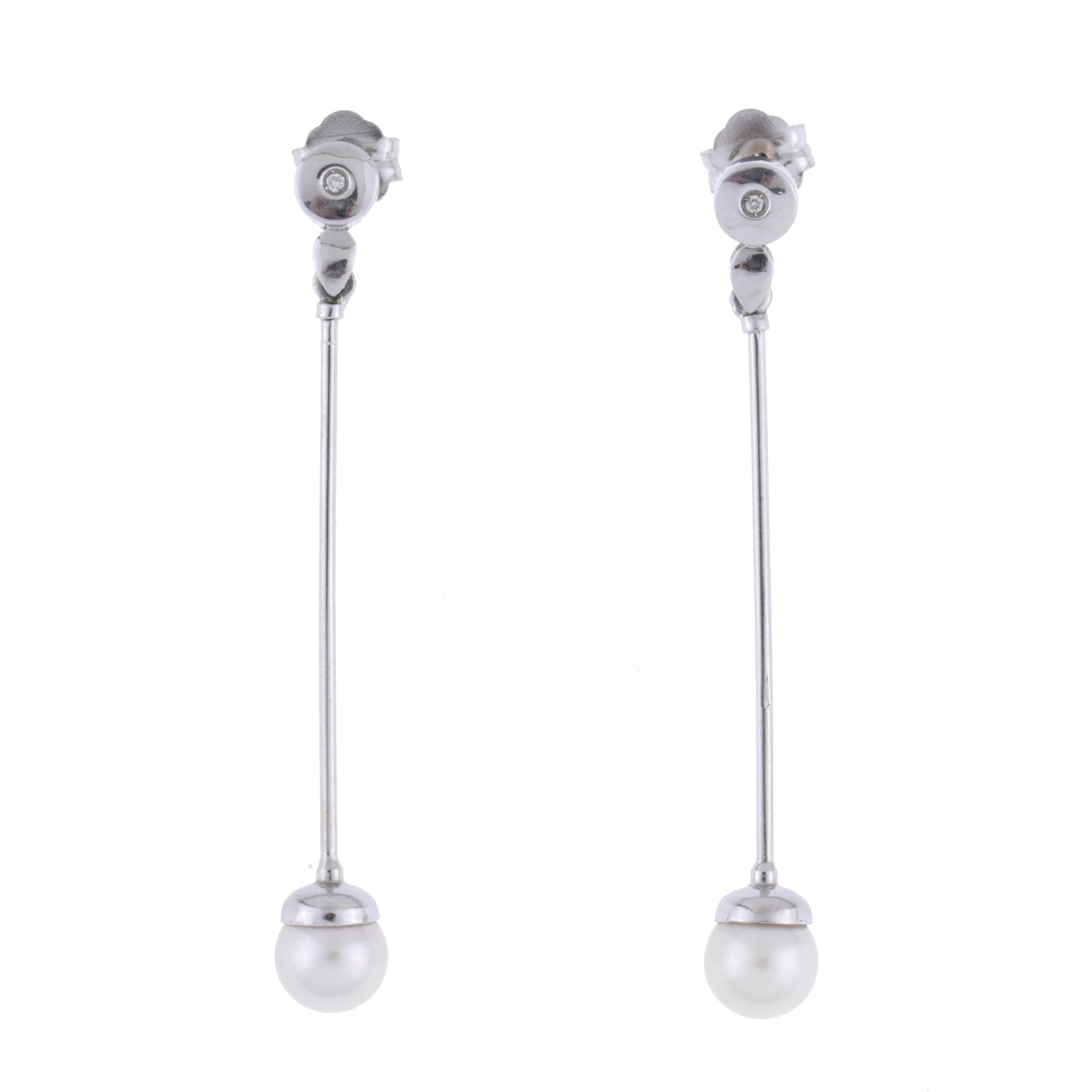 Pendientes largos con perlas y diamantes.