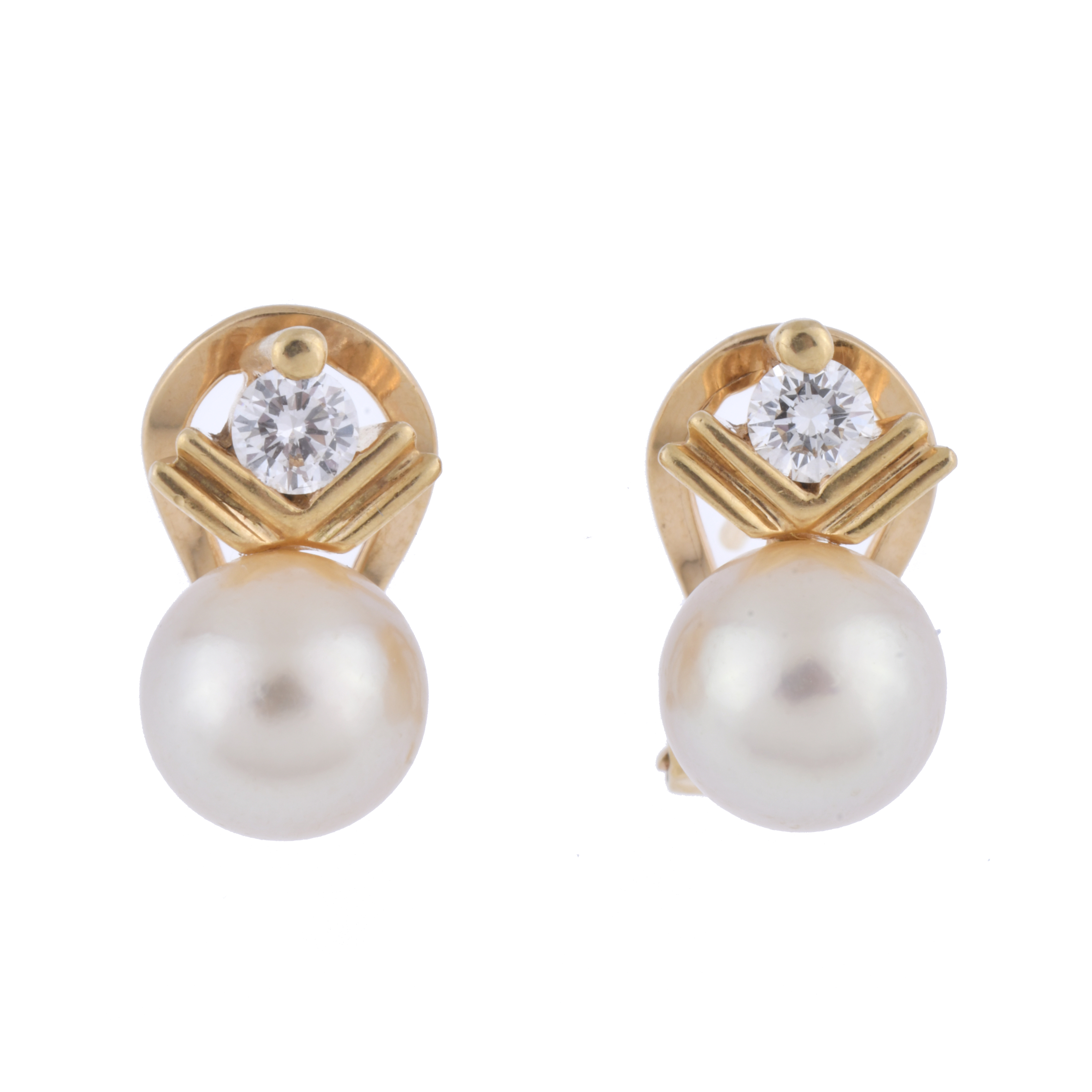 Pearls and diamonds earrings.