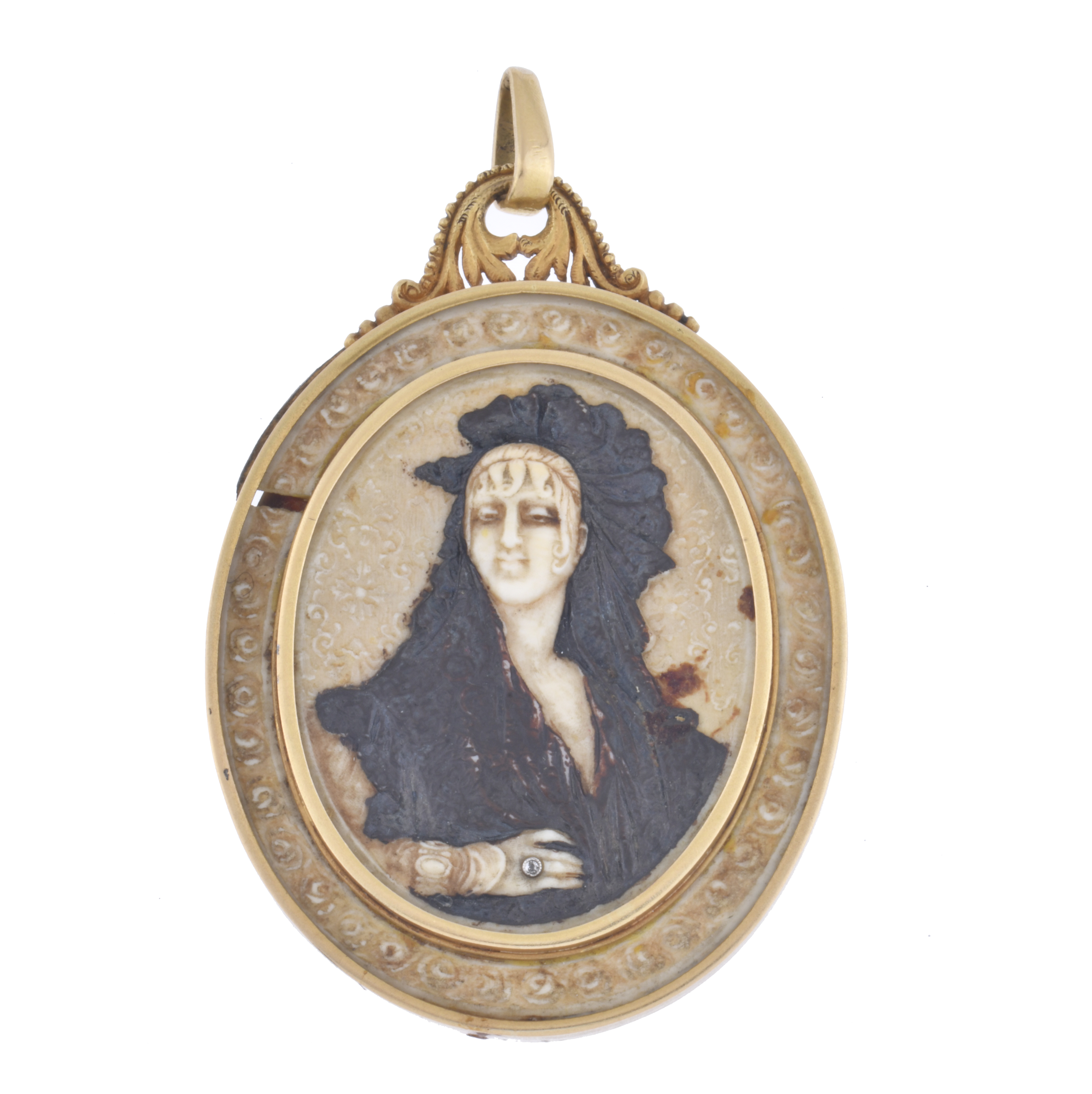 Belle Époque pendant, with bas-relief of a woman wearing a 