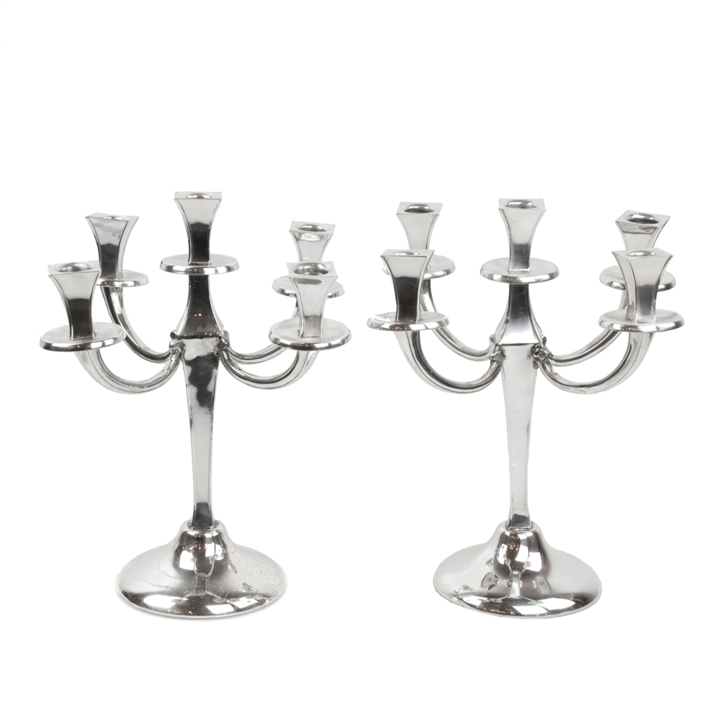 PAREJA DE CANDELABROS ESPAÑOLES EN PLATA, SIGLO XX