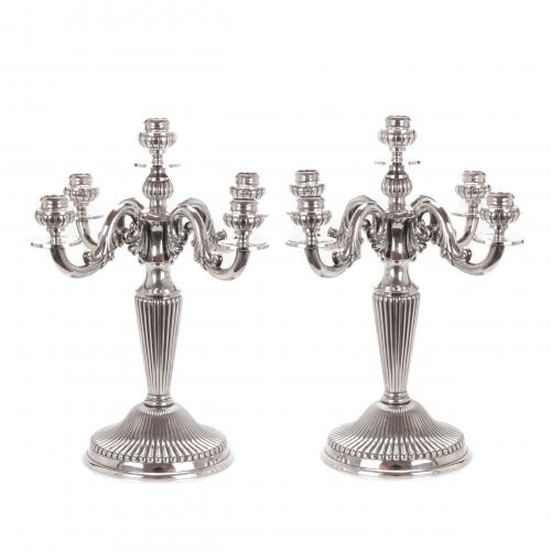 PAREJA DE CANDELABROS ESPAÑOLES EN PLATA, MEDIADOS SIGLO XX