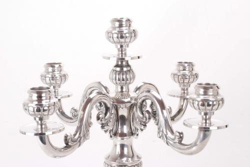 PAREJA DE CANDELABROS ESPAÑOLES EN PLATA, MEDIADOS SIGLO XX