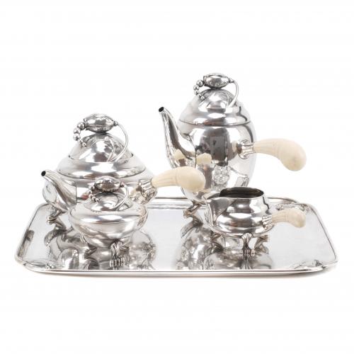 GEORG JENSEN (DINAMARCA, 1866-1935) JUEGO DE CAFÉ Y TÉ DANÉS EN PLATA, CIRCA 1925-1932.