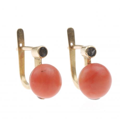 PENDIENTES EN ORO Y CORAL.