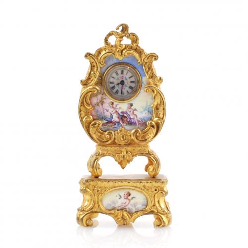 PEQUEÑO RELOJ FRANCÉS DE SOBREMESA, SIGLO XIX.