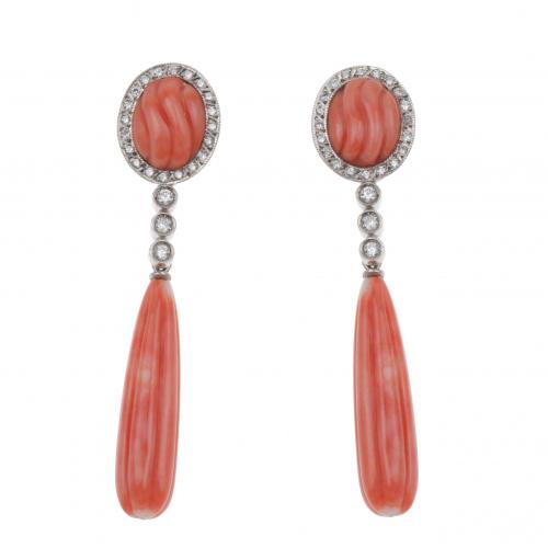 PENDIENTES LARGOS DE CORAL Y DIAMANTES.