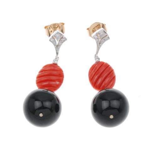 PENDIENTES LARGOS EN ORO Y CORAL.