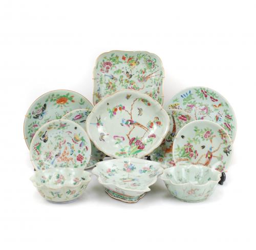 JUEGO DE PORCELANA DE CELADÓN CON DECORACIÓN DE "FAMILIA ROSA" CON ESMALTES MULTICOLORES. CHINA, SIGLO XIX