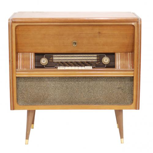 Wood with applications in gilt brass and plastic. Radio and recordplayer. 86 x 85 x 39,5 cm.