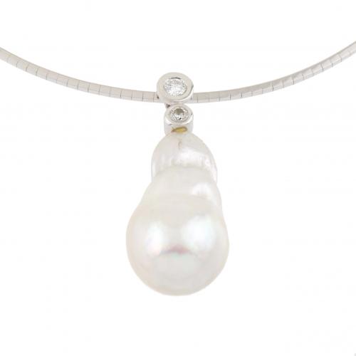 White gold with two brilliant-cut diamonds of an aprox. weight of 0,30 ct. and Australian baroque pearl.2,8 x 0,8 cm. 18,6 gr.