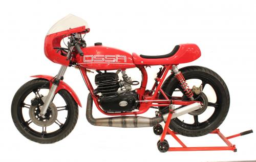 Red. Single cylinder, two stroke. 8.250 revolutions per minute.Restored and inspected, in perfect working order and in a state of proper maintenance. Includes documentation. 117 x 201 x 67 cms.