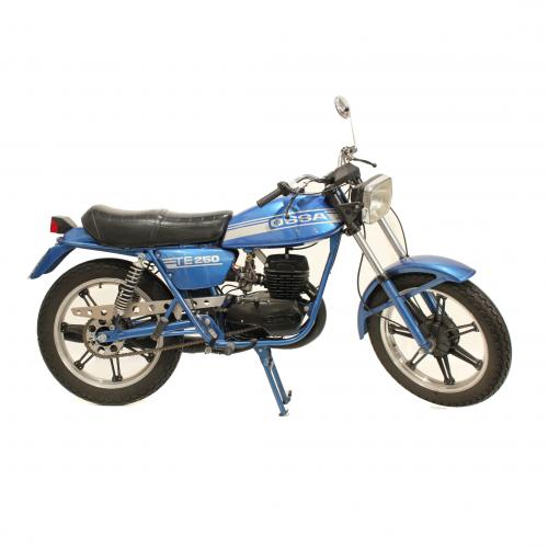 Blue. Single cylinder, two stroke. 5.500. revolutions per minute. Plate V-3756-CH.Restored and inspected, in perfect working order and in a state of proper maintenance. Includes documentation. 111 x 206 x 60 cms.