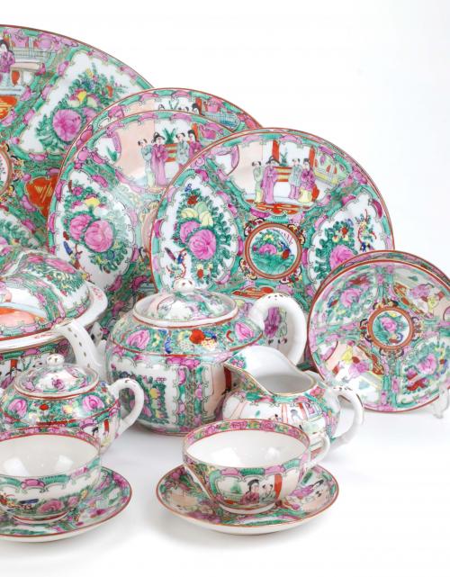 TWELVE SETTING CHINESE CROCKERY AND TEA SET, FIRST HALF C20