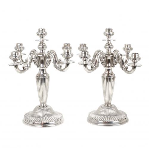 PAREJA DE CANDELABROS BARCELONESES EN PLATA, MEDIADOS DEL SIGLO XX