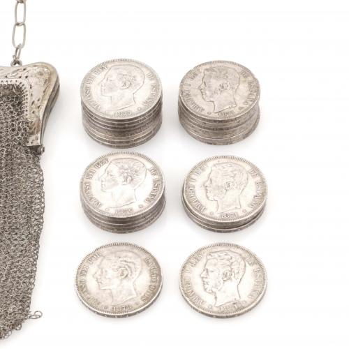 BOLSO EN PLATA CON VEINTISEIS MONEDAS.