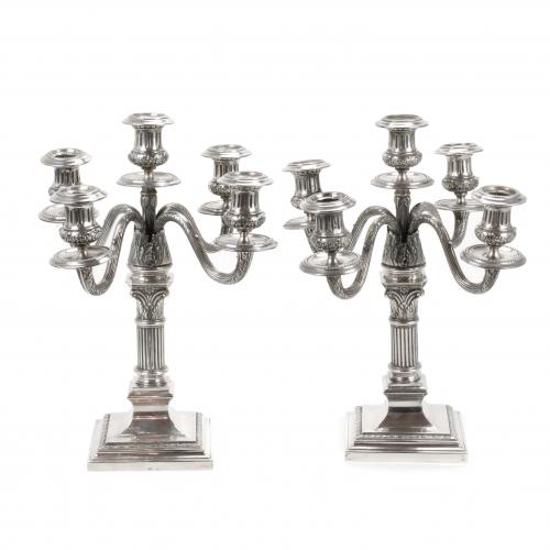 PAREJA DE CANDELABROS ESPAÑOLES EN PLATA, MEDIADOS SIGLO XX