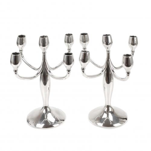 PAREJA DE CANDELABROS ESPAÑOLAS EN PLATA, MEDIADOS SIGLO XX