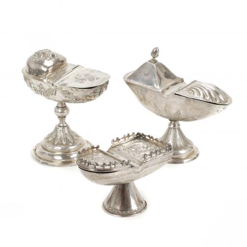 THREE SPANISH INCIENSE BURNER IN EMBOSSED AND ENGRAVED SILVER, 18TH CENTURY.