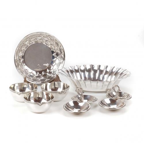 Hallmarked by the silversmiths José Amor y Mostany Llopart.948 grs. total.8,5 x 19 x 10,5 cm. appetizer dishes, 8 x 31 x 21,5 cms largest centerpiece; 5,5 cm. high & 11,5 cms diam. finger bowls. 