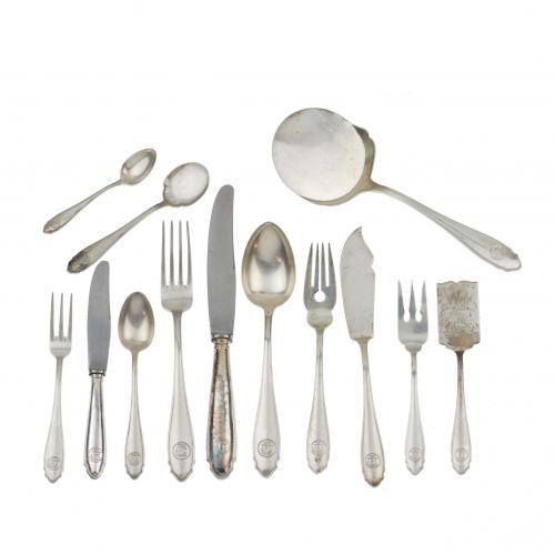 Hallmarked. 112 pieces of table cutlery (9 dessert knives), 12 service pieces. Total of 124 pieces.4,700 kg. weight without knives. 29 cm. long serving spoon. 