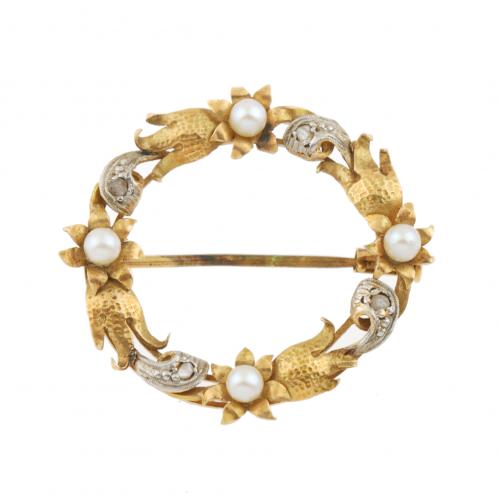 Gold floral crown with rose-cut diamonds and four seed-pearls. 2,5 cm., diam. 3,5 gr.