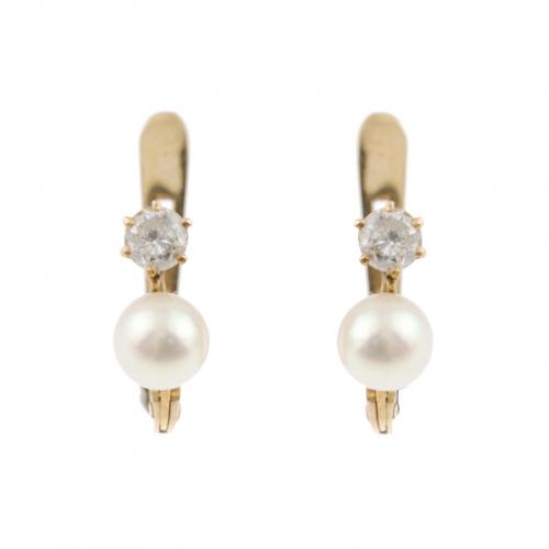 Gold with brilliant-cut diamond of an approx. weight of 0,16 ct. and 4 mm. pearl. Latch back. 2,3 gr.