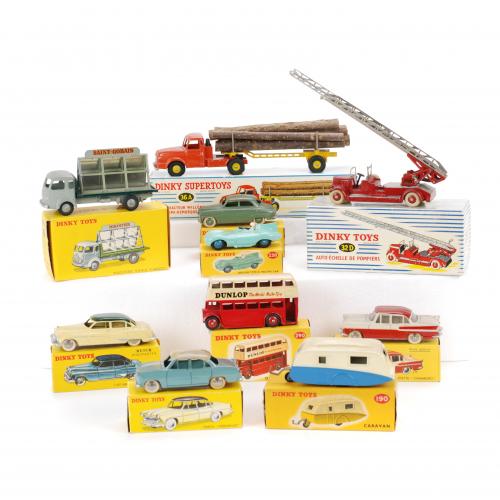 En metal.Consta de coches de pasajeros, vehiculos  de servicio público y vehiculos comerciales: Buick roadmaster 24V, Caravana 190, Double deck bus 290, Jaguar type D. Racing car 238, Simca Versalles 24Z, Simca 9 "Aronde" 24U, Miroitier Simca "Cargo" 33C, Simca Vedette "Chambord" 24K, Auto-Échelle de Pompiers 32D y Tracteur Willème avec semi-remorque fardier 36A.En cajas originales.24,5 cms long. mayor y 9 cms long. menor. 